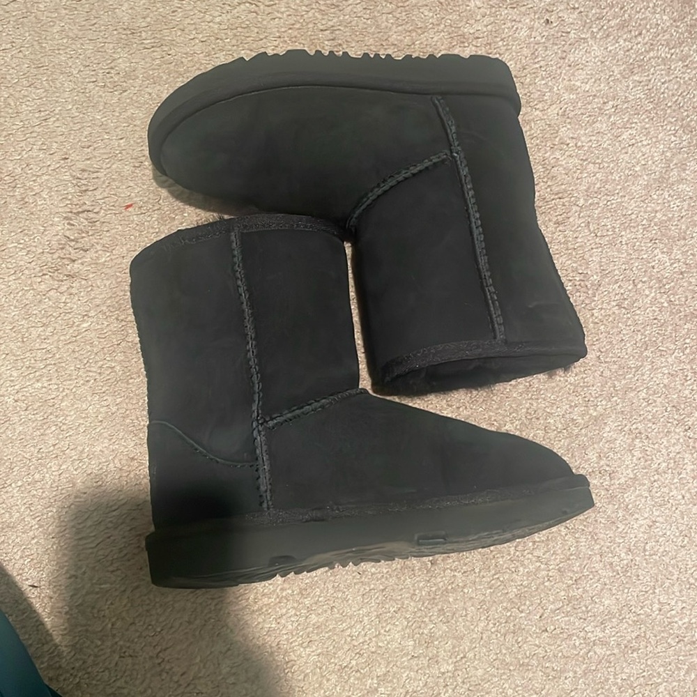 Very gently used black uggs